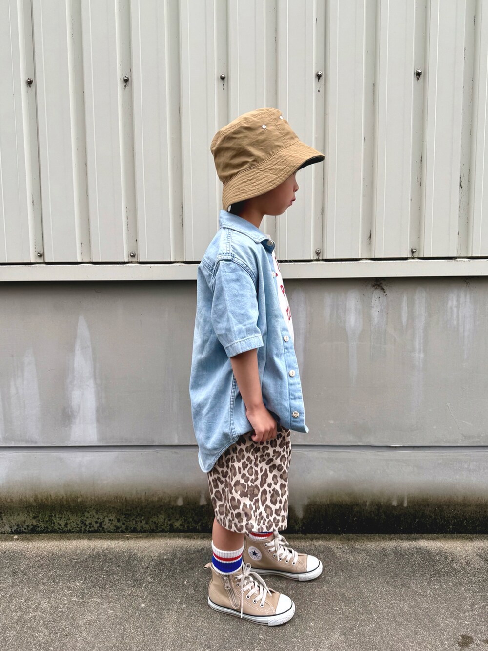 ホワイト系のTシャツ/カットソー、ブルー系のシャツ/ブラウス、ベージュ系のその他パンツを着用したキッズの春コーディネートの4枚目の写真