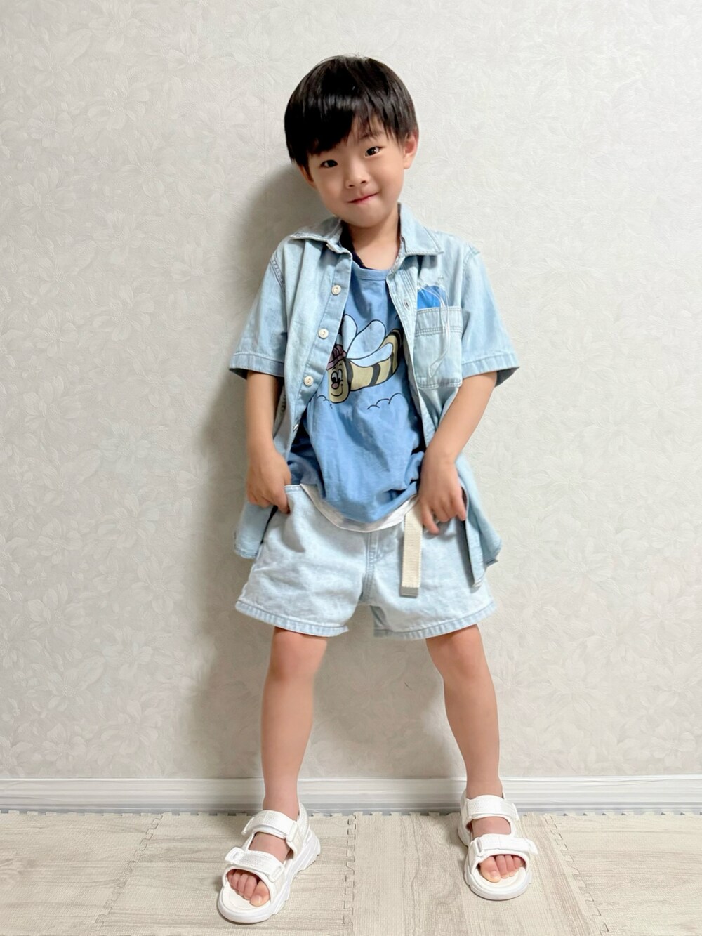 ブルー系のシャツ/ブラウス、ブルー系のタンクトップ、ホワイト系のタンクトップを着用したキッズの夏コーディネートの2枚目の写真