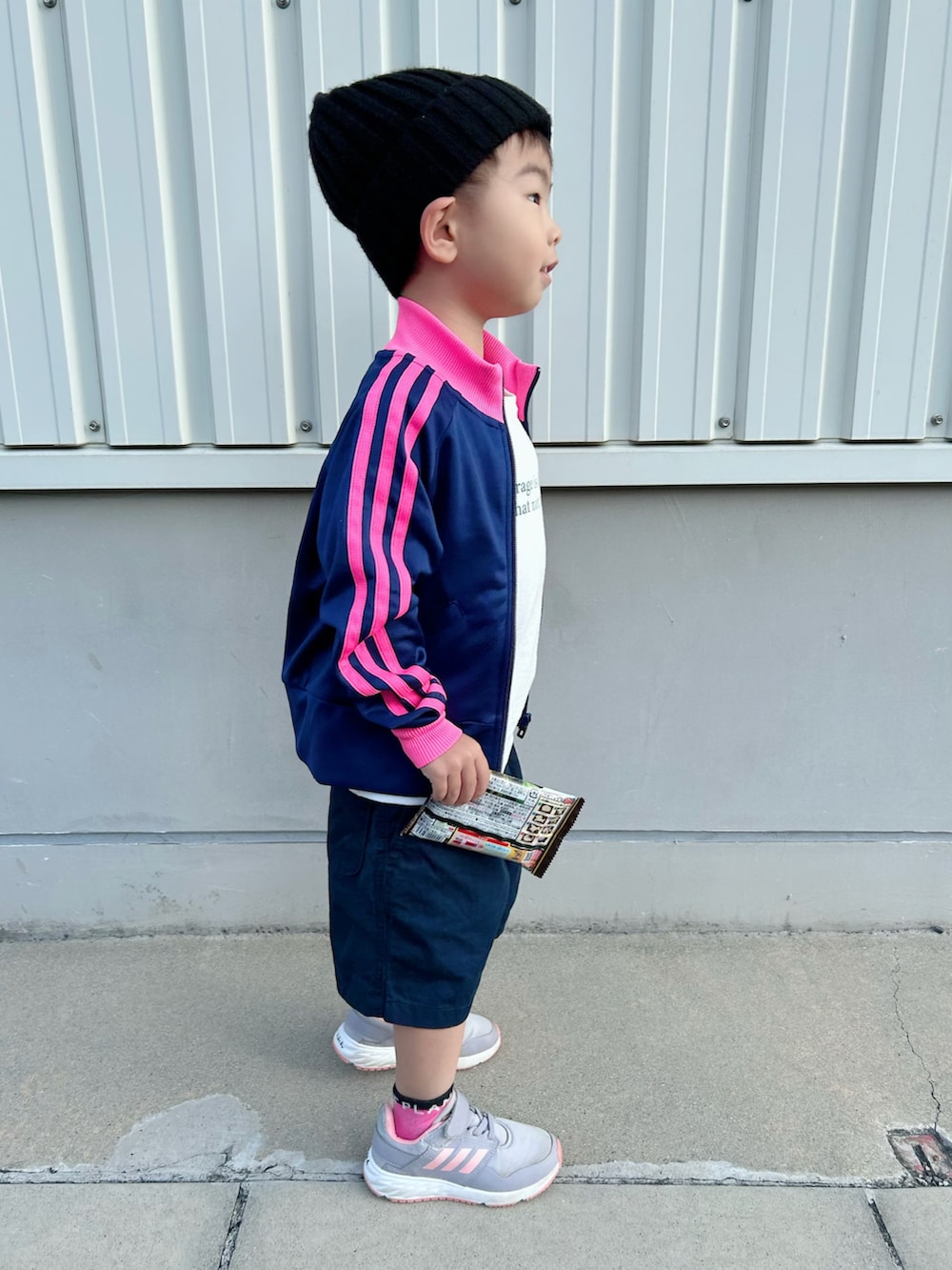 ホワイト系のTシャツ/カットソー、ブルー系のジャージ、ブルー系のその他パンツを着用したキッズの秋コーディネートの4枚目の写真