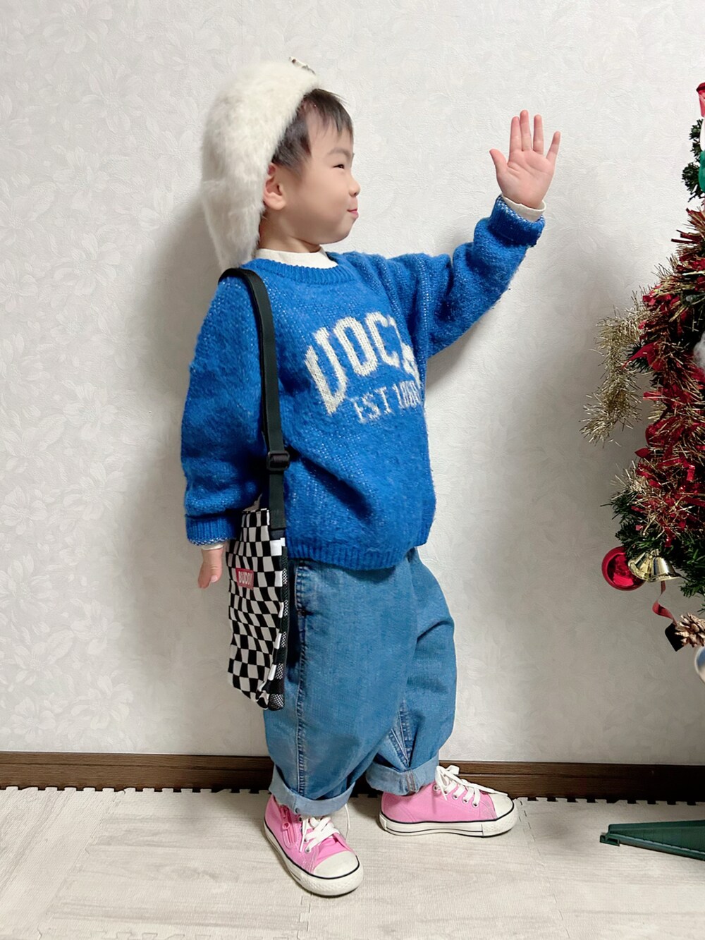 ブルー系のニット/セーター、ブルー系のデニムパンツ、ピンク系のスニーカーを着用したキッズの冬コーディネートの3枚目の写真