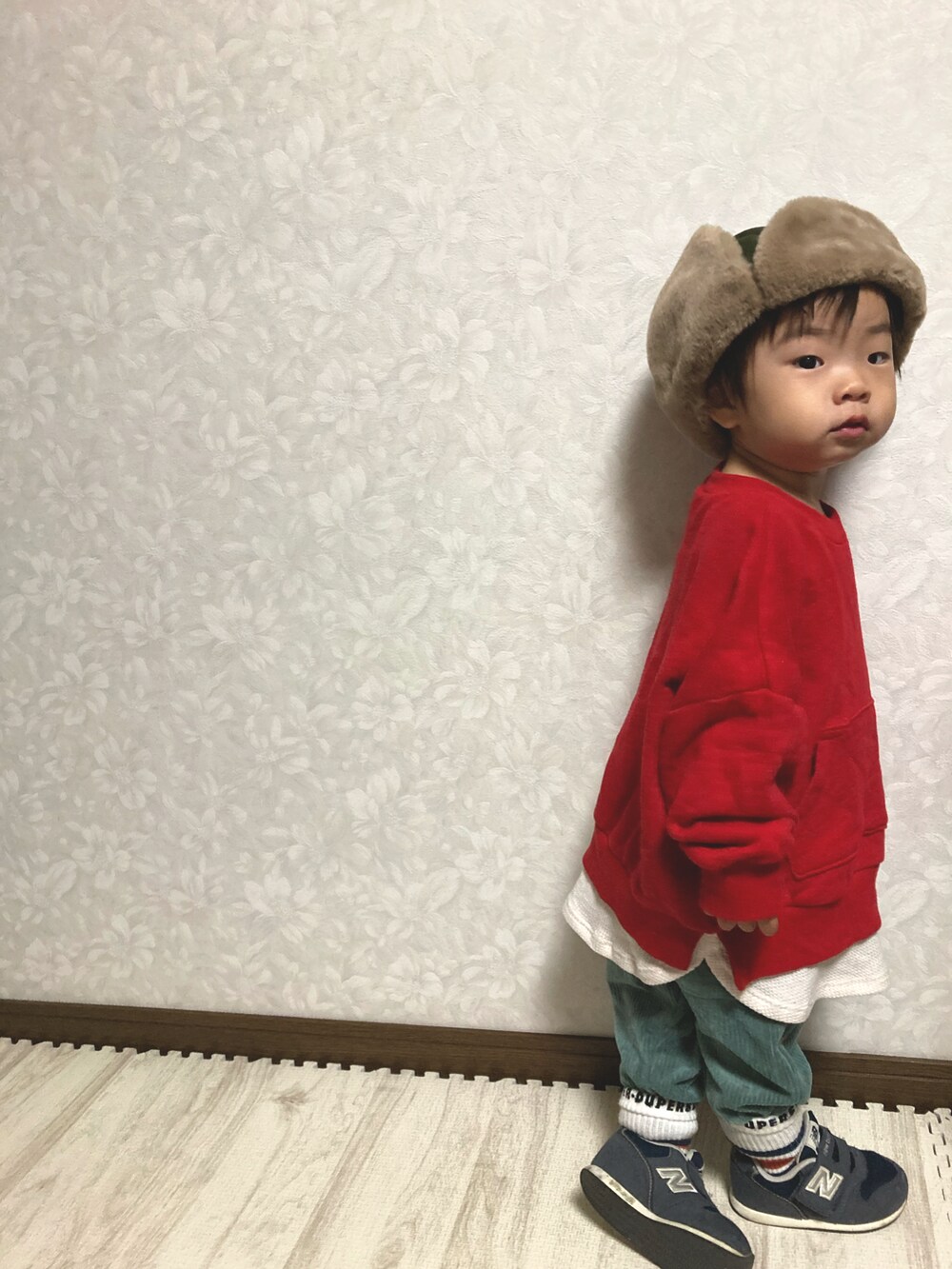 レッド系のスウェット、グリーン系のミリタリージャケット、グリーン系のその他パンツを着用したキッズの秋コーディネートの2枚目の写真