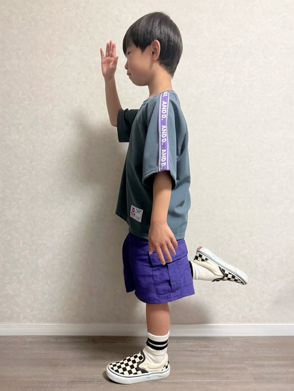 ブルー系のセットアップ、パープル系のカーゴパンツ、ブラック系のスリッポンを着用したキッズの夏コーディネートの2枚目の写真