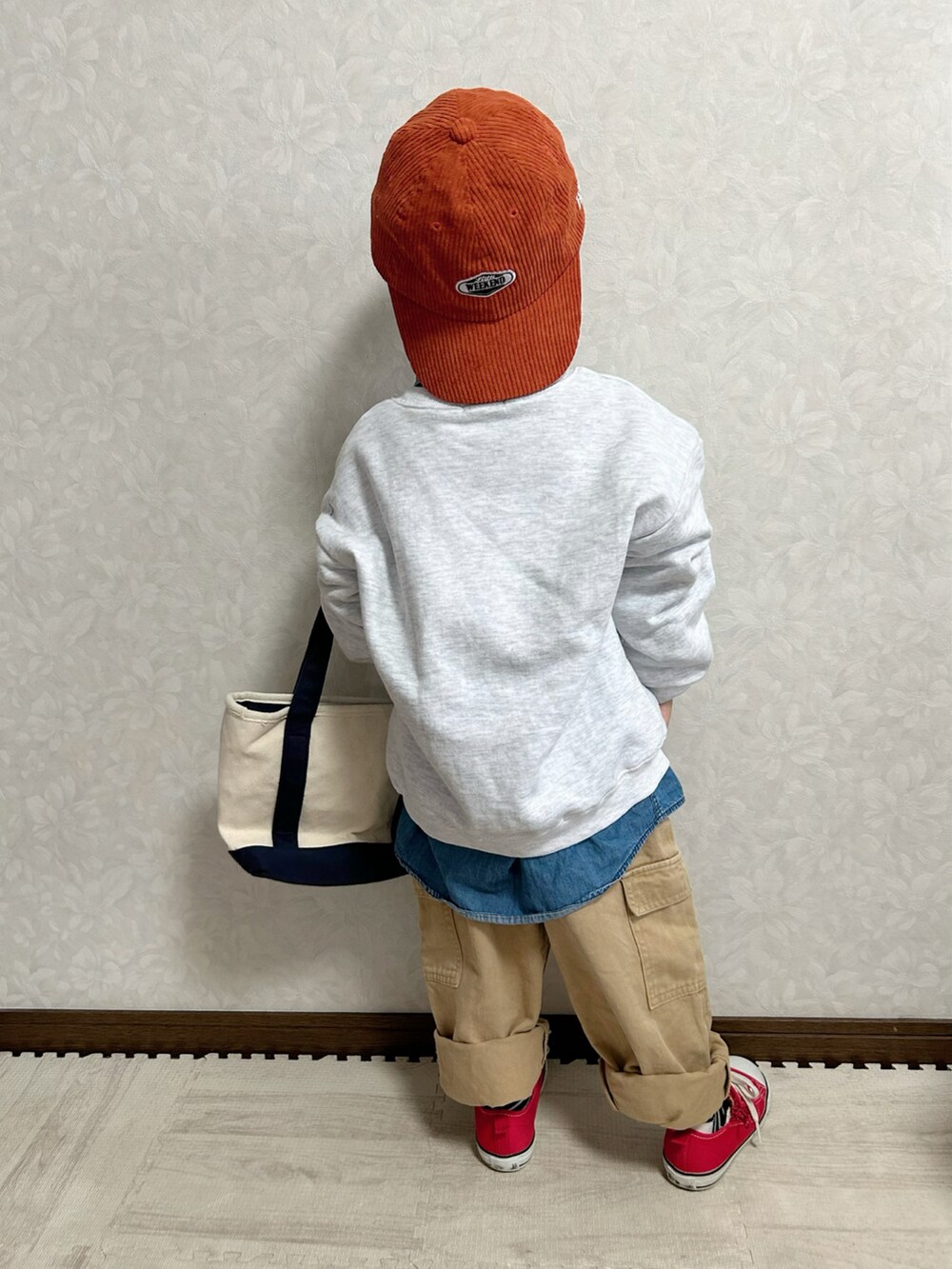 グレー系のスウェット、ブルー系のシャツ/ブラウス、ホワイト系のショルダーバッグを着用したキッズの秋コーディネートの4枚目の写真