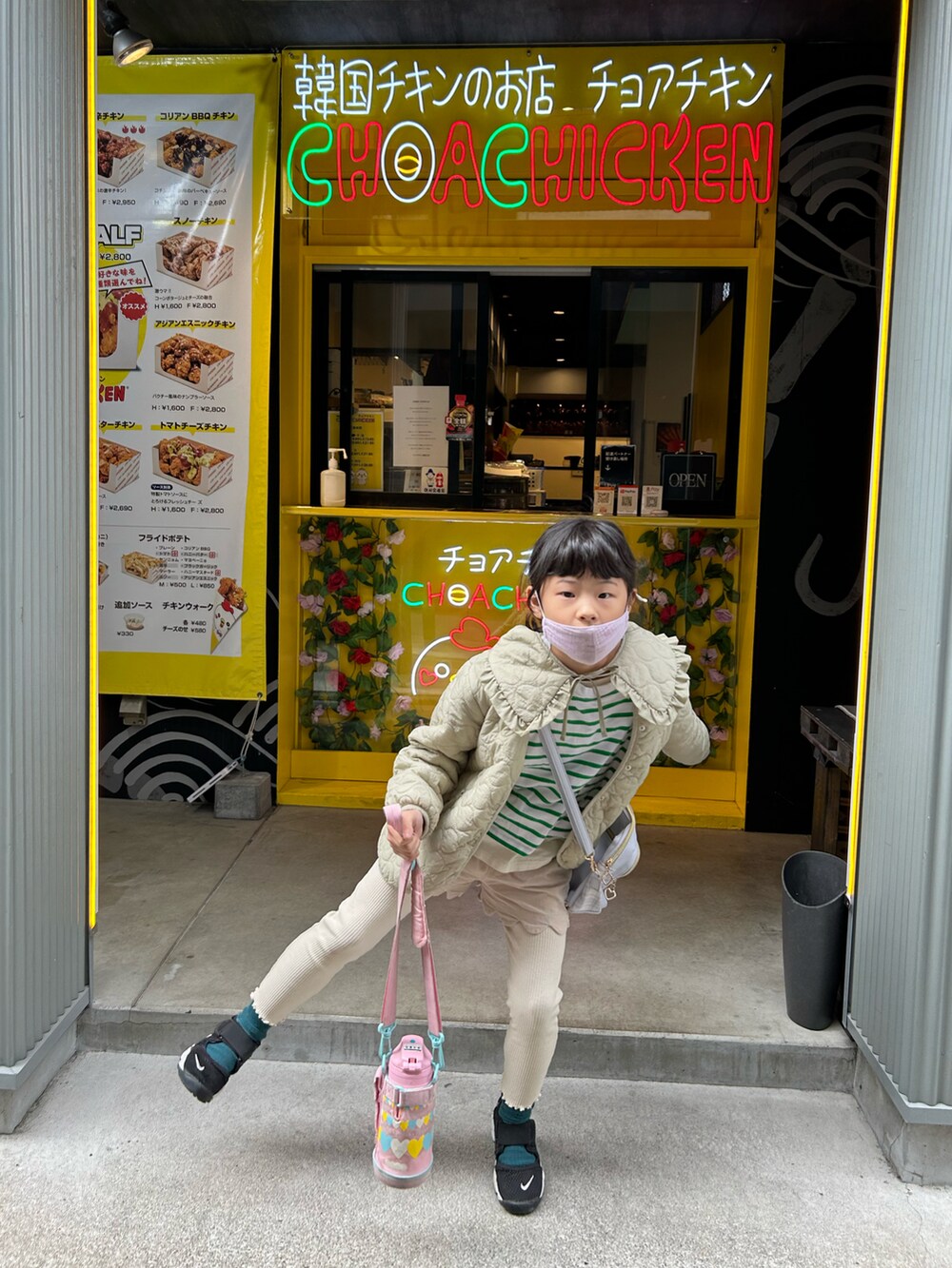 グリーン系のTシャツ/カットソー、ホワイト系のTシャツ/カットソー、ホワイト系のその他パンツを着用したキッズの春コーディネートの3枚目の写真