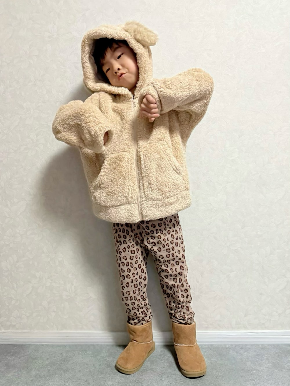 ホワイト系のTシャツ/カットソー、ブラウン系のその他パンツ、ベージュ系のパーカーを着用したキッズの秋コーディネートの2枚目の写真