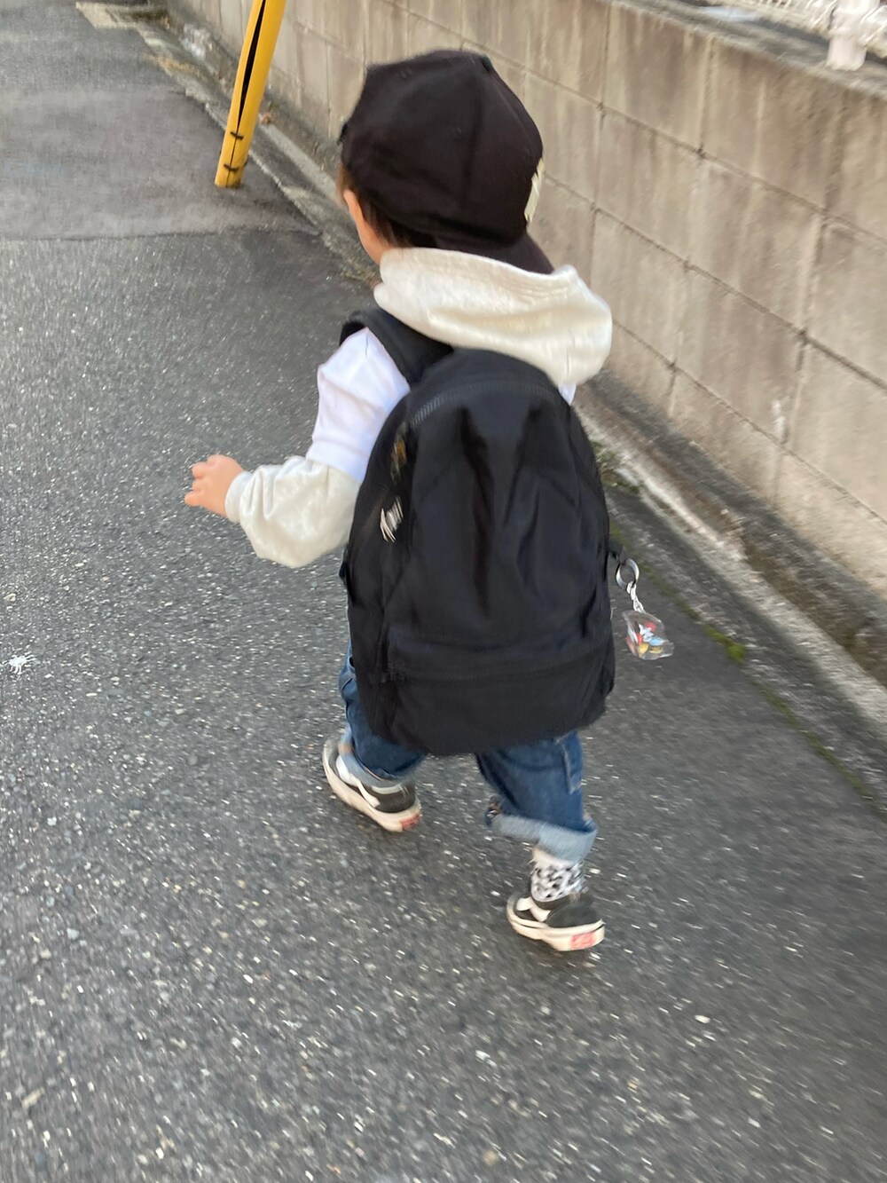 ホワイト系のパーカー、ホワイト系のTシャツ/カットソー、ブルー系のサロペット/オーバーオールを着用したキッズの秋コーディネートの5枚目の写真
