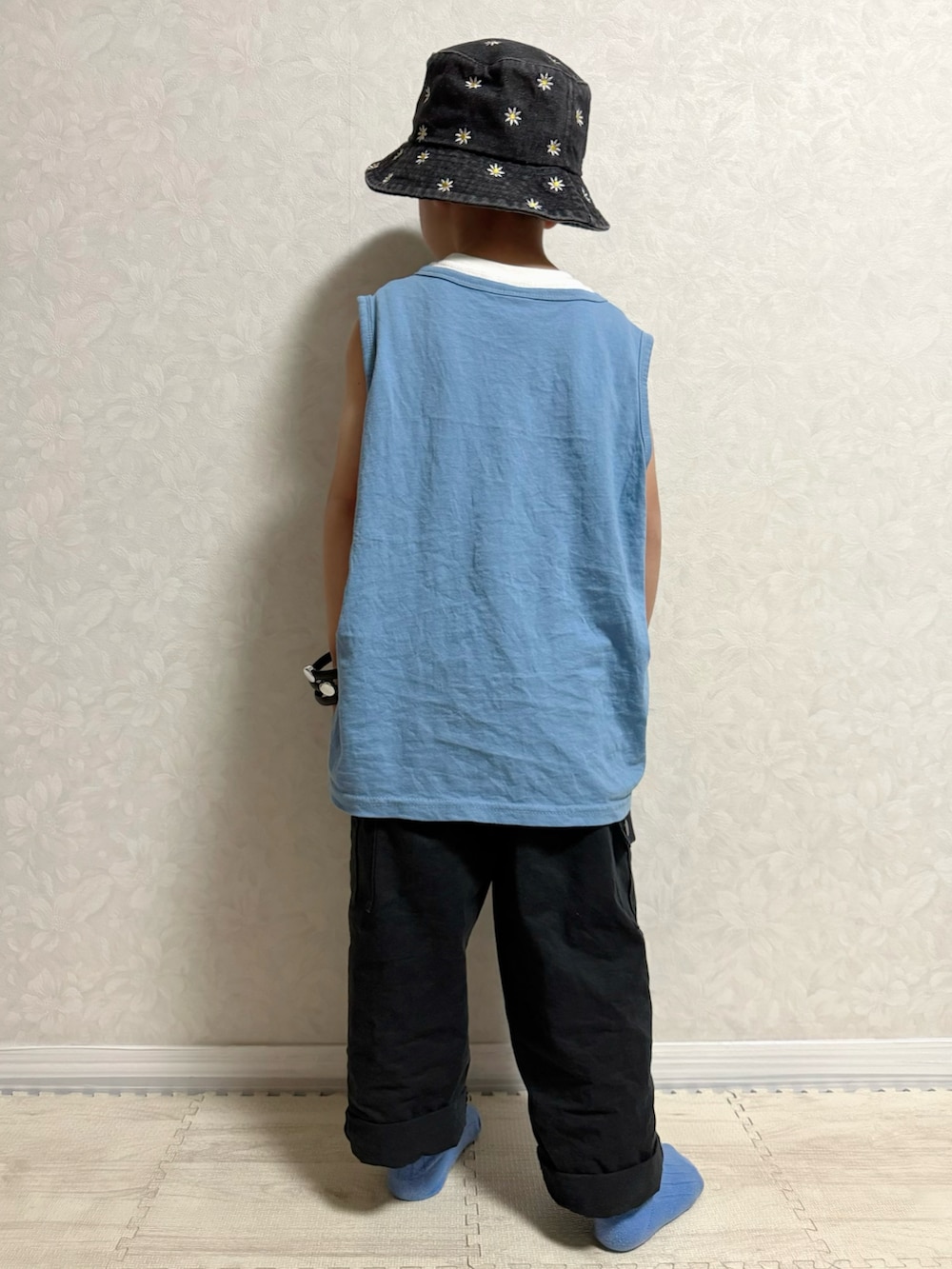「やっぱり帽子が好き、韓国子供服、カーゴパンツ、タンクトップ、レイヤードスタイル、夏コーデ、バケットハット、お出かけコーデ、休日スタイル、めがね、きれいめカジュアル、カジュアルコーデ、プチプラ、ショルダーバッグ、ストリート」｜「SHEINの3-8歳用 51-54cm 668円 黄色のデイジー刺繍が施された子供用サンハット、カジュアルでビンテージスタイル（ハット、ブラック系）」を使った、lenlen23さん（キッズ・110cm）の春コーディネートの5枚目の写真