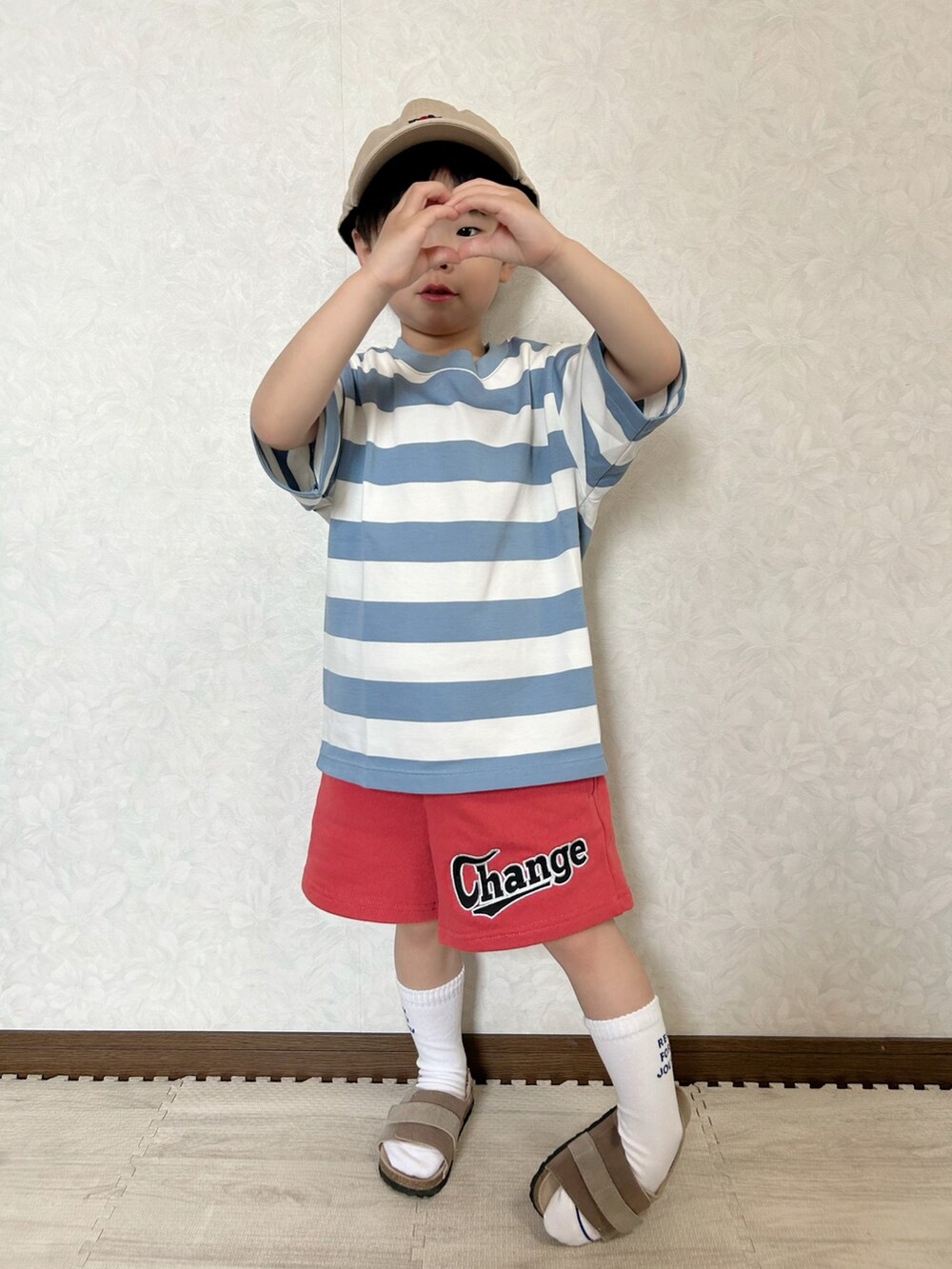 ブルー系のTシャツ/カットソー、レッド系のその他パンツ、ベージュ系のサンダルを着用したキッズの春コーディネートの2枚目の写真