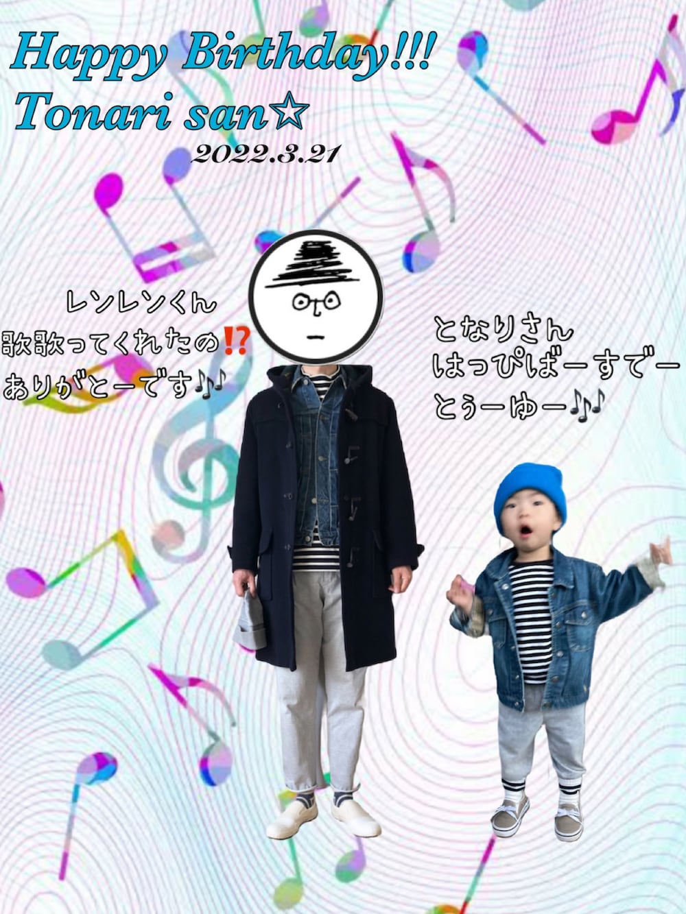 ホワイト系のTシャツ/カットソー、ブルー系のデニムジャケット、グレー系のスウェットパンツを着用したキッズの春コーディネートの3枚目の写真