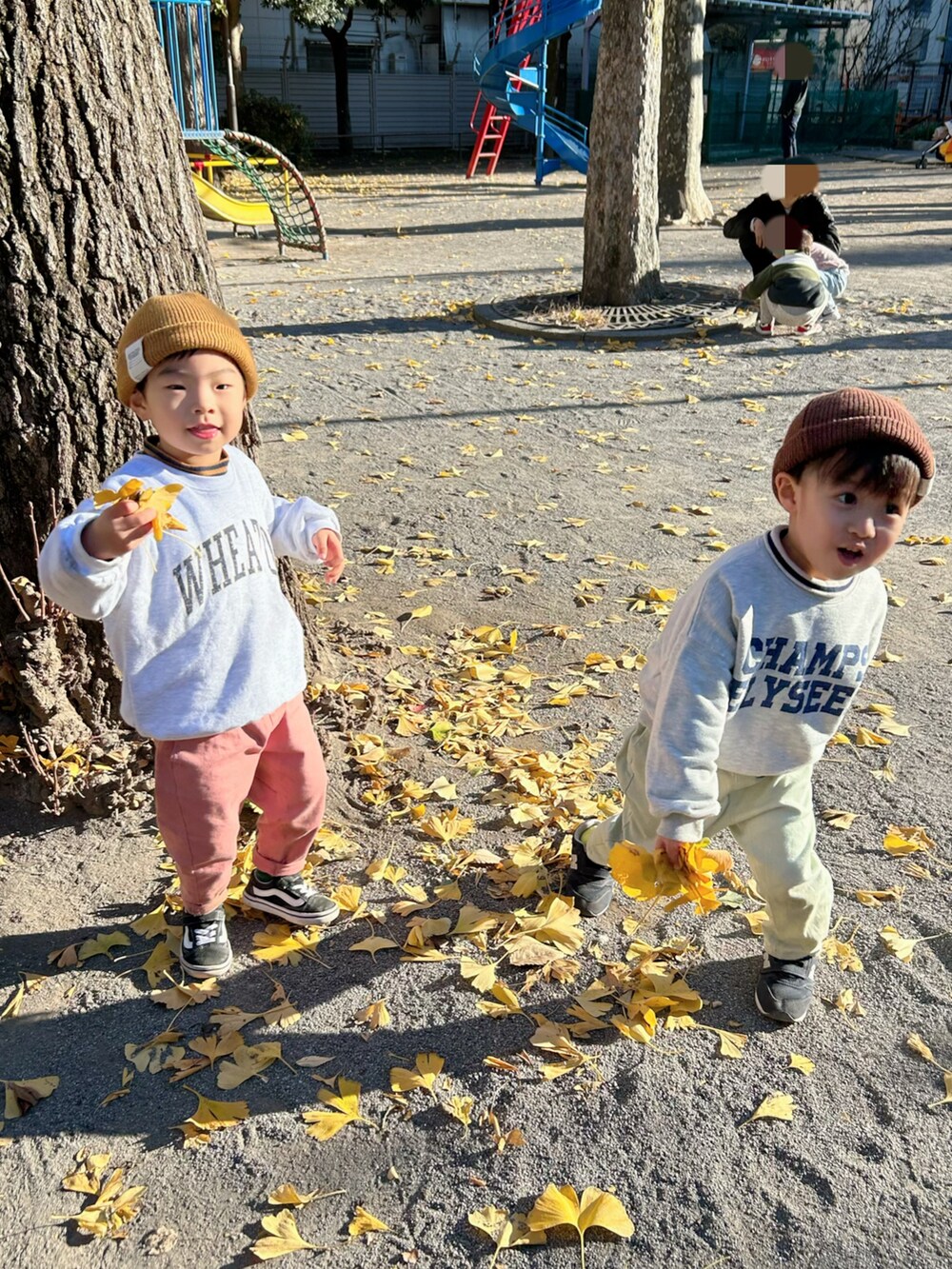 ブラウン系のTシャツ/カットソー、グレー系のスウェット、ピンク系のチノパンツを着用したキッズの冬コーディネートの2枚目の写真