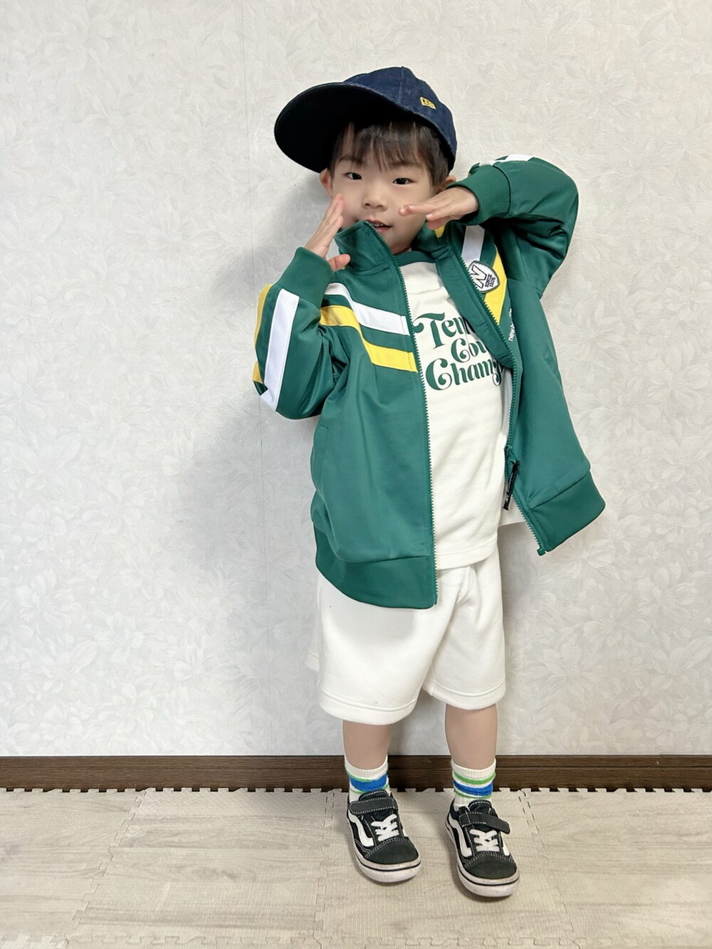 「春コーデ、春夏コーデ、カジュアルコーデ、スポーツミックス、ストリート、セットアップ、トラックジャケット、キャップ、ショートパンツ、レイヤードスタイル、靴下オタク、スウィーツ同盟会、ビッグシルエット、古着MIX、ハーフパンツ」|「NEW ERAの無人古着屋さんで500円でGET❣️ アジャスターで53cm位まで被れそう(キャップ、ブルー系)」を使った、lenlen23さん(キッズ・100cm)の春コーディネートの2枚目の写真
