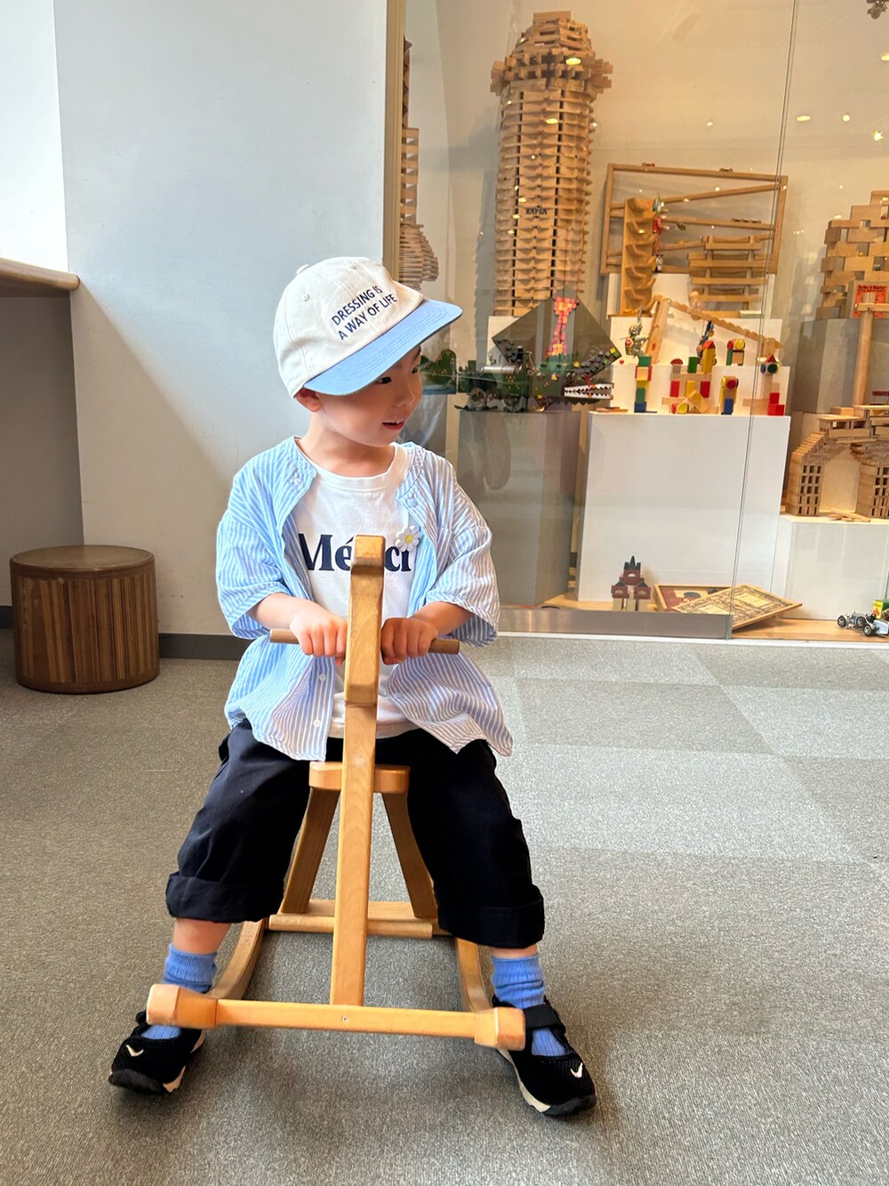 ホワイト系のTシャツ/カットソー、その他のシャツ/ブラウス、ブラック系のカーゴパンツを着用したキッズの夏コーディネートの4枚目の写真