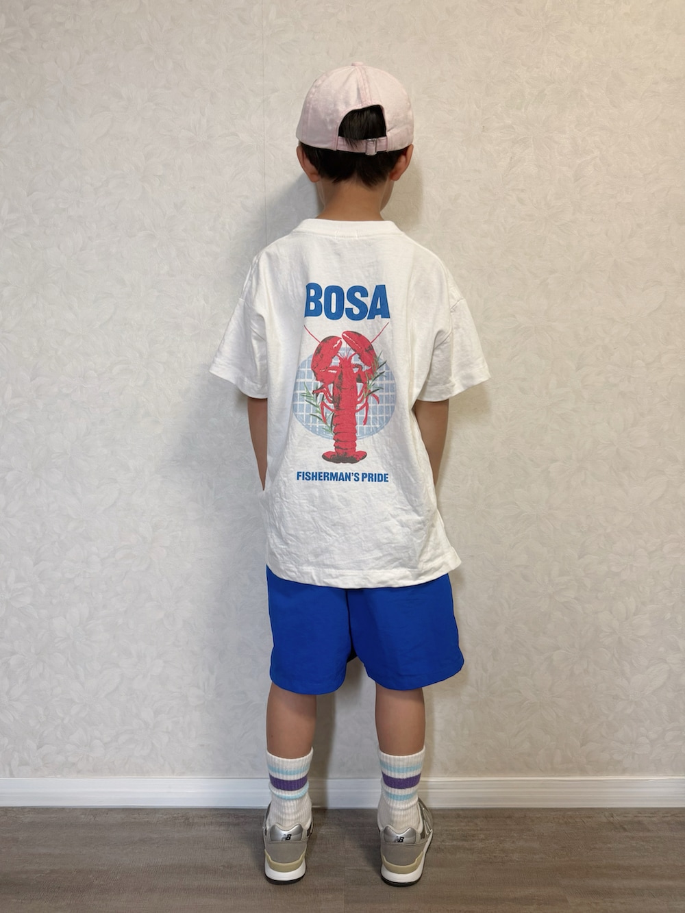 ホワイト系のTシャツ/カットソー、ブルー系のその他パンツ、ホワイト系のショルダーバッグを着用したキッズの夏コーディネートの4枚目の写真