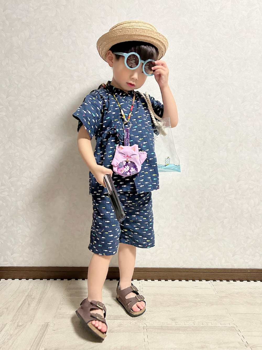 ブラウン系のサンダル、その他のトートバッグ、ブラウン系のハットを着用したキッズの夏コーディネートの2枚目の写真