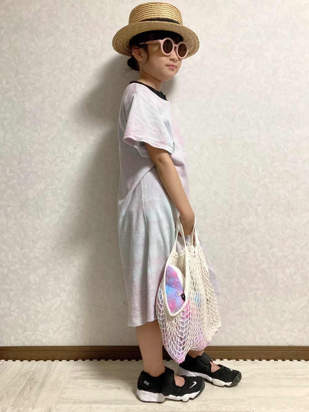 ブラック系のタンクトップ、その他のワンピース、ホワイト系のバッグを着用したキッズの夏コーディネートの2枚目の写真