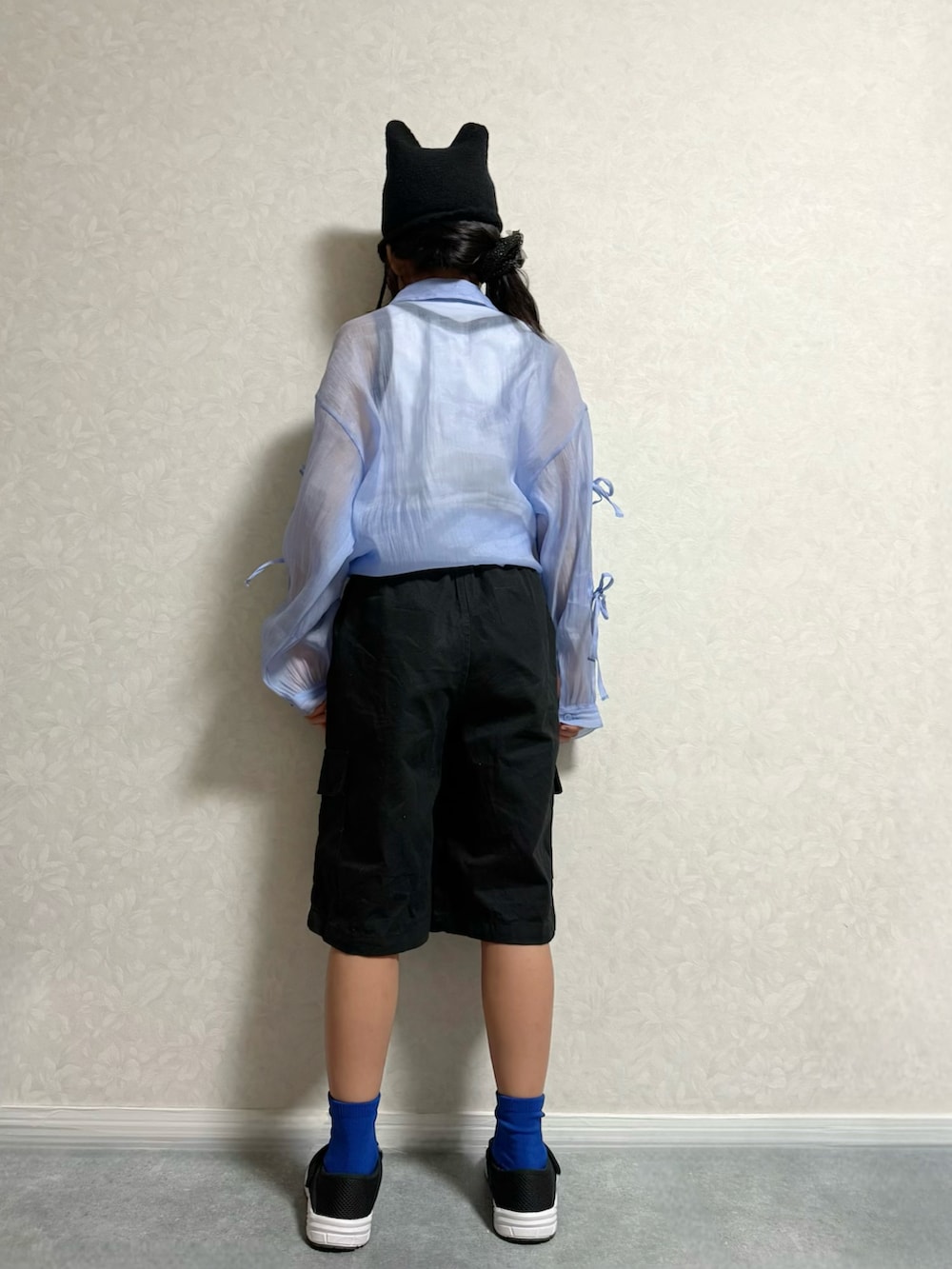 ブラック系のカーゴパンツ、ブラック系のサンダル、ブルー系のシャツ/ブラウスを着用したキッズの秋コーディネートの4枚目の写真