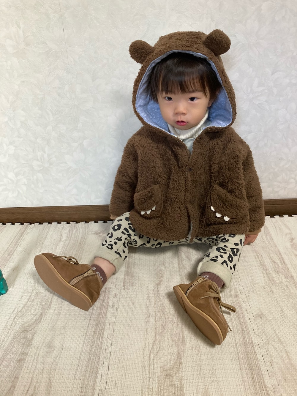 「くま耳、レオパード、冬コーデ、タートルネック、ポンチョ、休日スタイル、スリッポン、モカシン、プチプラ、保育園コーデ、お誕生日おめでとう！、笑顔拡散、STOP 誹謗中傷、WEARは皆の拠り所、笑顔の輪を繋ごう」｜「Hello🍎赤ちゃんの👧🏻リンリンの出産祝いの頂き物 90cm（ポンチョ、ブラウン系）」を使った、lenlen23さん（キッズ・80cm）の冬コーディネートの4枚目の写真