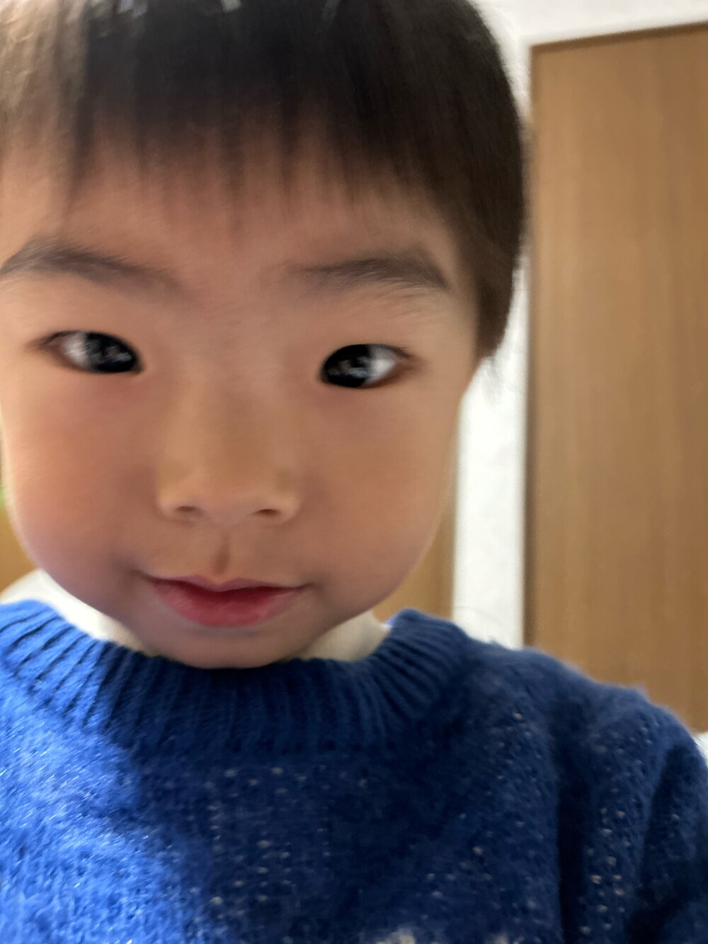 ブルー系のニット/セーター、ブルー系のデニムパンツ、ピンク系のスニーカーを着用したキッズの冬コーディネートの5枚目の写真