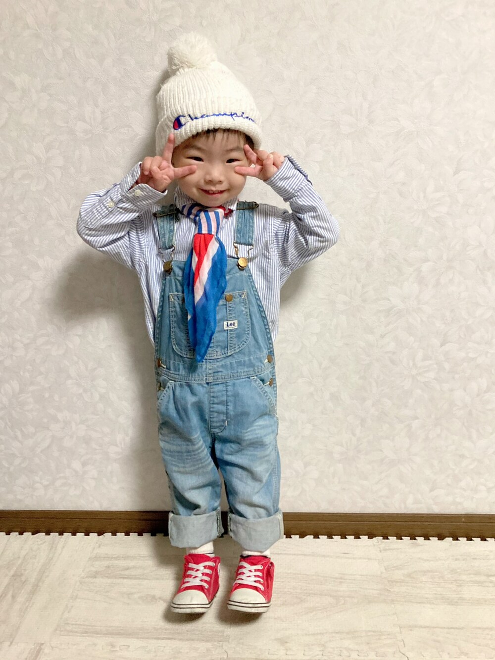 「WEARハロウィン2022、ネクタイフェス2022、秋コーデ、サロペット、トリコロール、スカーフ、ニット帽、スニーカー、スウィーツ同盟会、ニット、コンバース、プチプラ、デニム、ビビッドカラー、パステル映える春」｜「ChampionのChampion Kids/チャンピオン　キッズ　アゼダブルワッチ（ニットキャップ/ビーニー、ホワイト系）」を使った、lenlen23さん（キッズ・90cm）の秋コーディネートの3枚目の写真