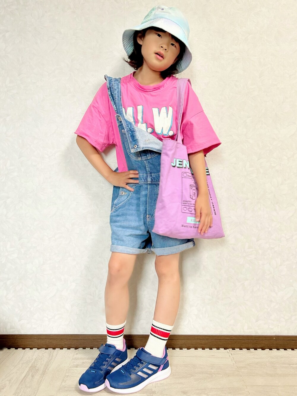 ピンク系のTシャツ/カットソー、ブルー系のサロペット/オーバーオール、パープル系のトートバッグを着用したキッズの夏コーディネートの2枚目の写真