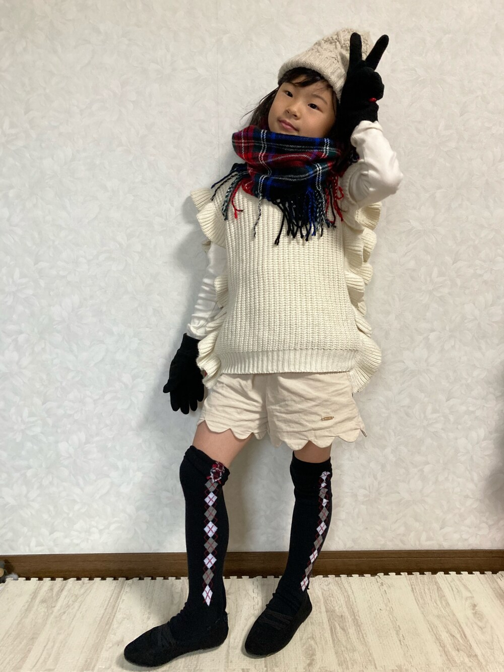 ホワイト系のTシャツ/カットソー、ベージュ系のベスト、ホワイト系のその他パンツを着用したキッズの冬コーディネートの2枚目の写真