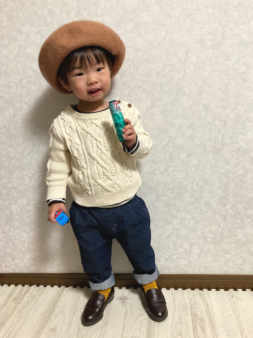 ホワイト系のTシャツ/カットソー、ホワイト系のニット/セーター、ブルー系のデニムパンツを着用したキッズの冬コーディネートの5枚目の写真