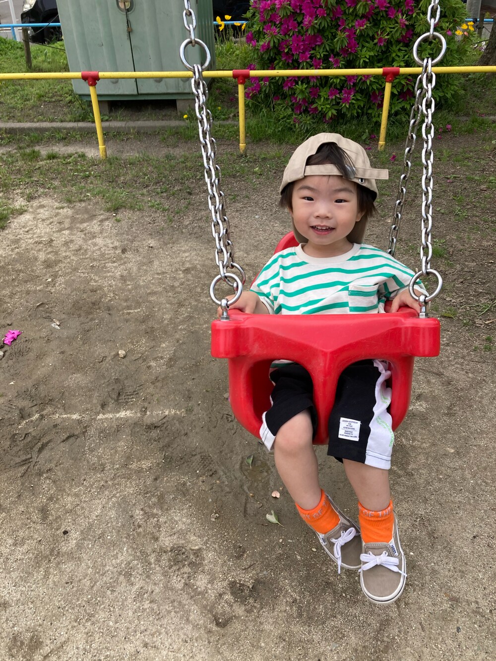 グリーン系のTシャツ/カットソー、ブラック系のその他パンツ、ブラウン系のスニーカーを着用したキッズの夏コーディネートの5枚目の写真