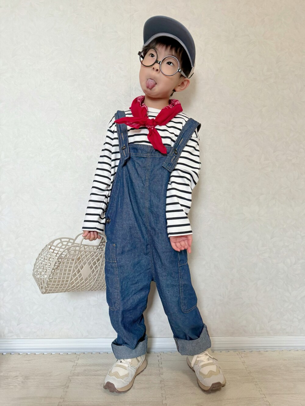 ブルー系のTシャツ/カットソー、ブルー系のサロペット/オーバーオール、ベージュ系のトートバッグを着用したキッズの春コーディネートの4枚目の写真