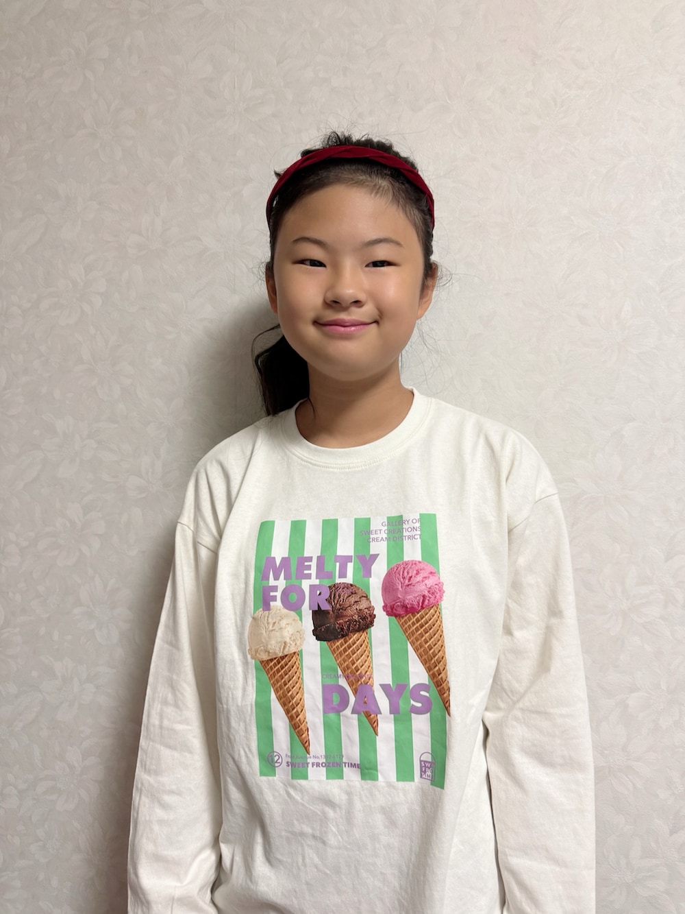 ブラウン系のその他パンツ、ホワイト系のTシャツ/カットソー、グレー系のスニーカーを着用したキッズの秋コーディネートの2枚目の写真