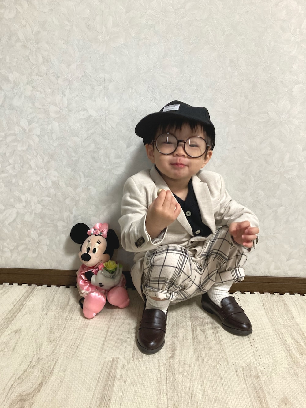 ブラック系のシャツ/ブラウス、ベージュ系のテーラードジャケット、ホワイト系のパンツを着用したキッズの春コーディネートの5枚目の写真