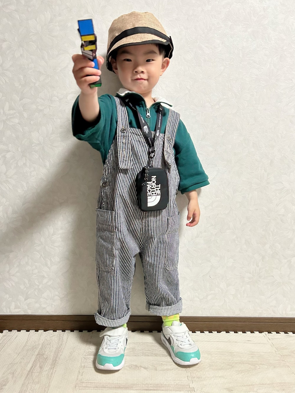 グリーン系のTシャツ/カットソー、その他のサロペット/オーバーオール、ホワイト系のスニーカーを着用したキッズの春コーディネートの2枚目の写真