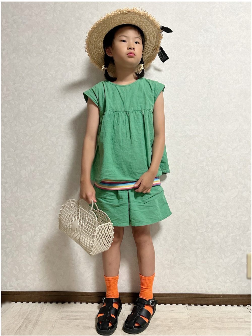 「夏コーデ、セットアップ、ハーフパンツ、ショートパンツ、リネン、グルカサンダル、麦わら帽子、カンカン帽、トートバッグ、レイヤードスタイル、スウィーツ同盟会、プチプラ、サンダル、ミニバッグ、カラー×コーデ」|「Birthdayのblack closet 130cm リネンブレンド トップス1,309円、キュロット 1,089円(セットアップ、グリーン系)」を使った、lenlen23さん(キッズ・127cm)の夏コーディネートの3枚目の写真