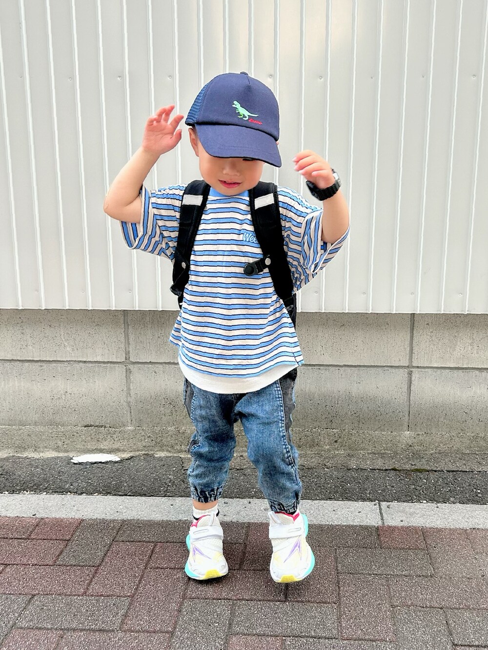 「アツいコーデ全部見せ、ナツいコーデを全部見せ、夏コーデ、カジュアルコーデ、ストリート、キャップ、ボーダー、ロゴT、デニム、お出かけコーデ、プチプラ、スウィーツ同盟会、レイヤードスタイル、カラー×コーデ、淡色コーデ」|「西松屋の🦖ワンポイント刺繍 メッシュキャップ ネイビー 52cm 値段忘れた😅 (キャップ、ブルー系)」を使った、lenlen23さん(キッズ・90cm)の夏コーディネートの4枚目の写真