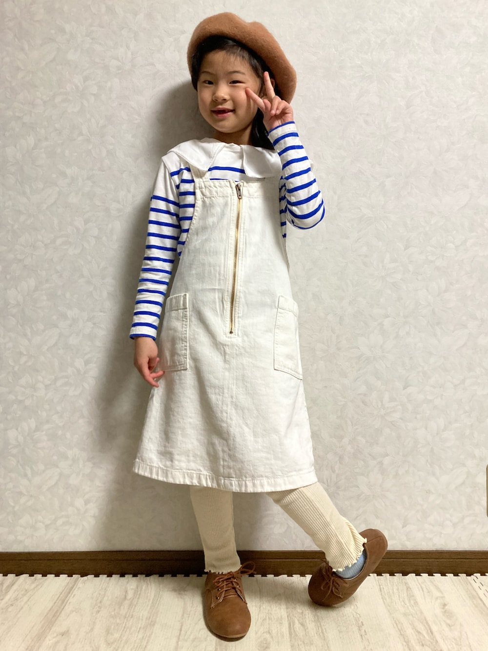 ブルー系のデニムジャケット、ホワイト系のサロペット/オーバーオール、ブルー系のTシャツ/カットソーを着用したキッズの春コーディネートの3枚目の写真