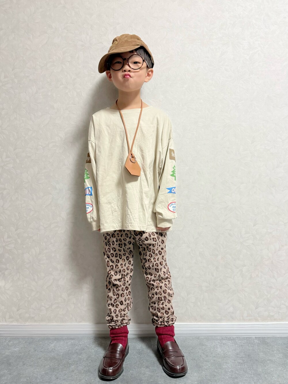 ベージュ系のTシャツ/カットソー、ブラウン系のその他パンツ、ブラウン系のローファーを着用したキッズの秋コーディネートの3枚目の写真