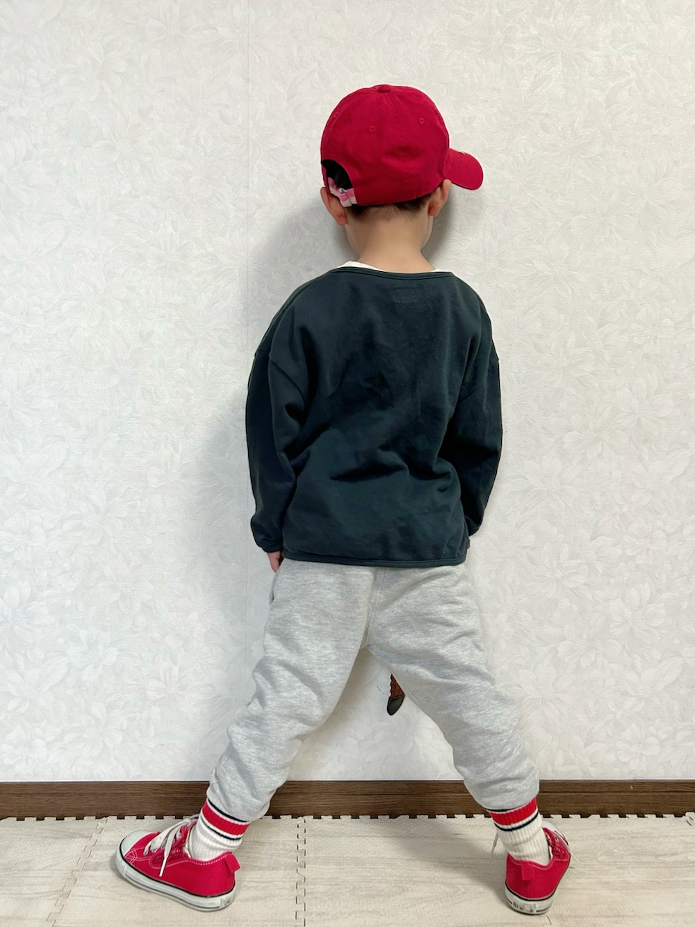 ブラック系のカーディガン/ボレロ、ホワイト系のTシャツ/カットソー、グレー系のスウェットパンツを着用したキッズの秋コーディネートの5枚目の写真