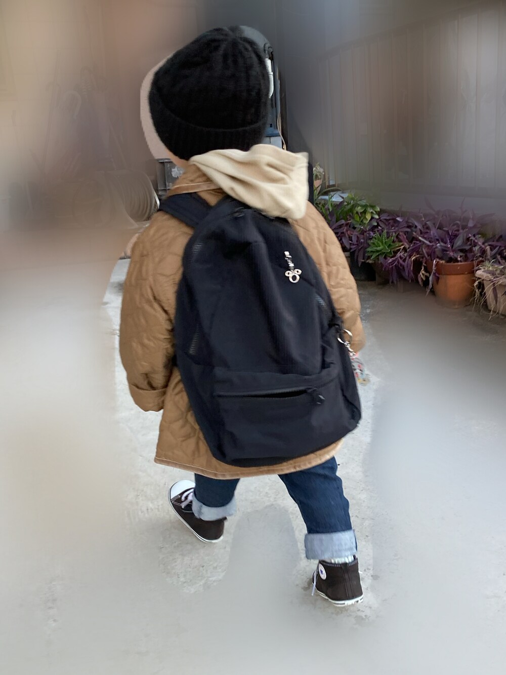 その他のシャツ/ブラウス、ベージュ系のパーカー、ブルー系のデニムパンツを着用したキッズの冬コーディネートの5枚目の写真