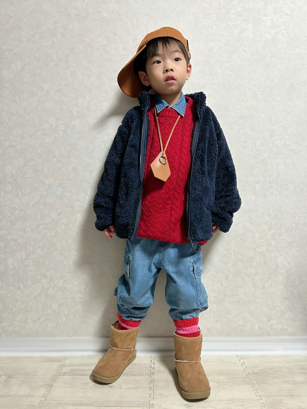 レッド系のニット/セーター、ブルー系のシャツ/ブラウス、ブルー系のブルゾンを着用したキッズの冬コーディネートの2枚目の写真