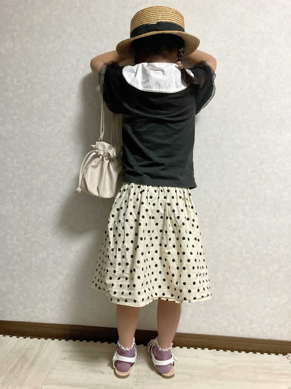 ブラック系のシャツ/ブラウス、ホワイト系のその他パンツ、ホワイト系のショルダーバッグを着用したキッズの夏コーディネートの3枚目の写真