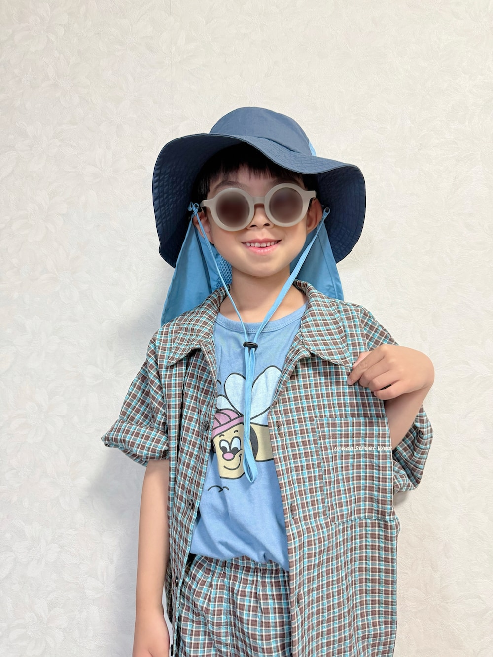 ブラウン系のシャツ/ブラウス、ブラウン系のその他パンツ、ブルー系のタンクトップを着用したキッズの夏コーディネートの4枚目の写真