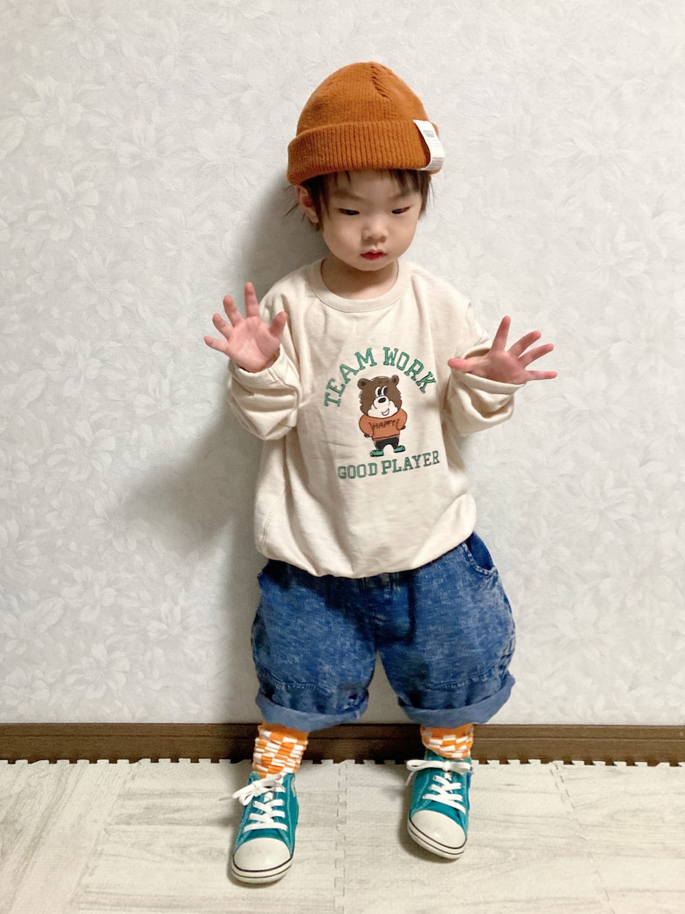 ベージュ系のスウェット、ブルー系のデニムパンツ、ホワイト系のスニーカーを着用したキッズの秋コーディネートの3枚目の写真