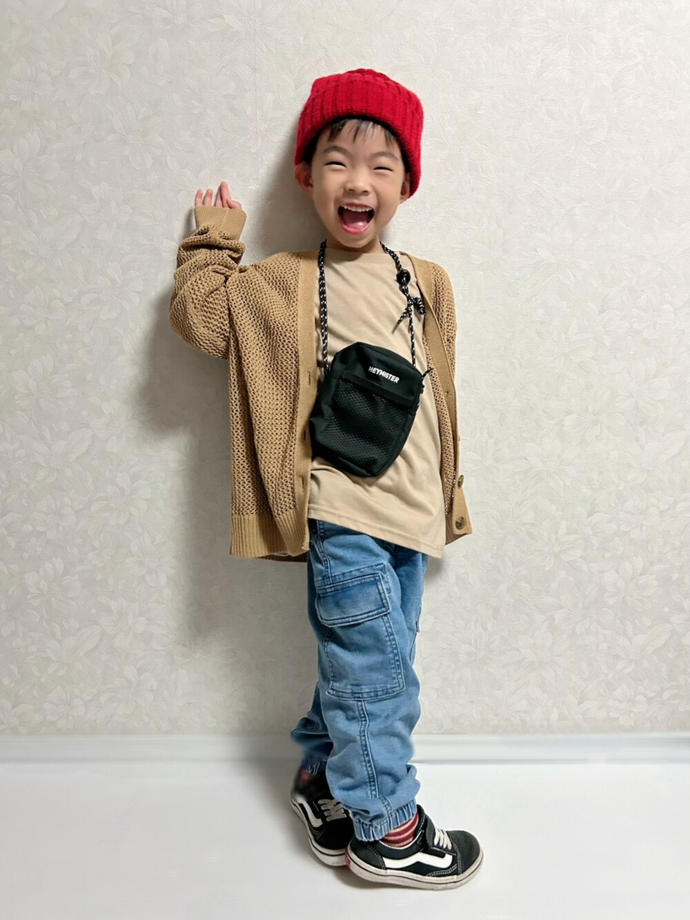 ベージュ系のTシャツ/カットソー、ブラウン系のカーディガン/ボレロ、ブルー系のデニムパンツを着用したキッズの秋コーディネートの4枚目の写真