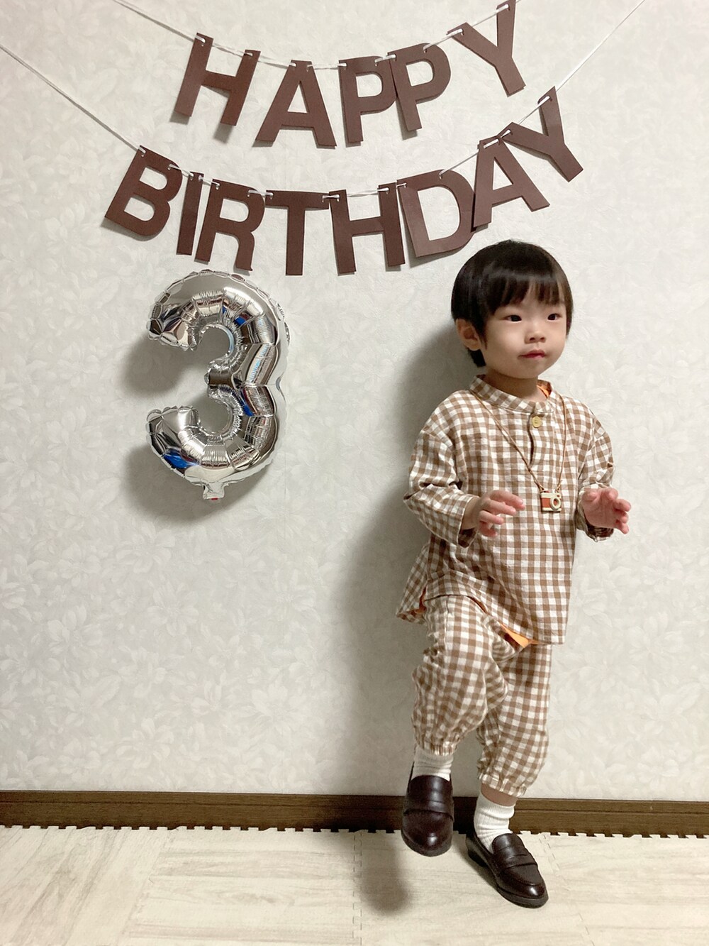 ブラウン系のローファー、オレンジ系のタンクトップ、ブラウン系のセットアップを着用したキッズの秋コーディネートの4枚目の写真