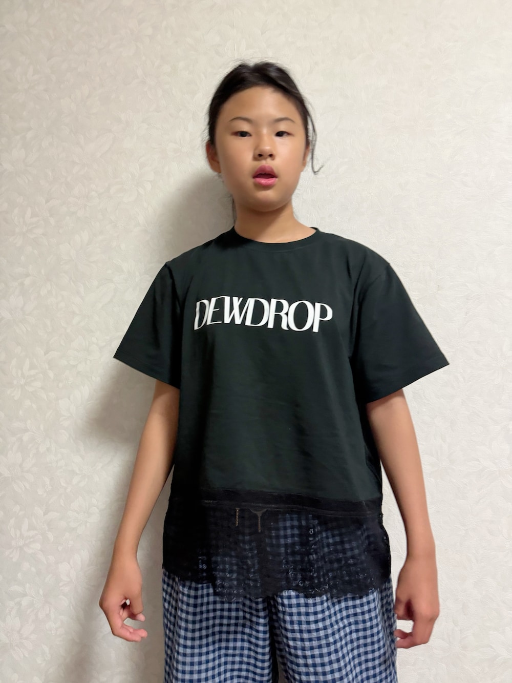 ブラック系のTシャツ/カットソー、ブルー系のその他パンツ、ブラック系のサンダルを着用したキッズの夏コーディネートの3枚目の写真