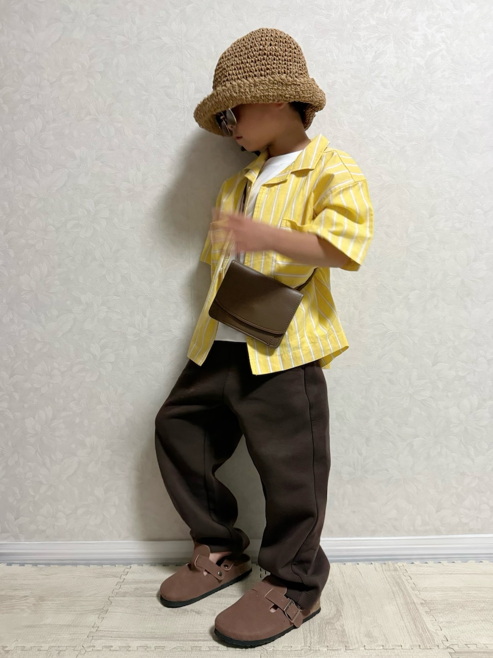 イエロー系のシャツ/ブラウス、ホワイト系のTシャツ/カットソー、ブラウン系のスウェットパンツを着用したキッズの夏コーディネートの3枚目の写真