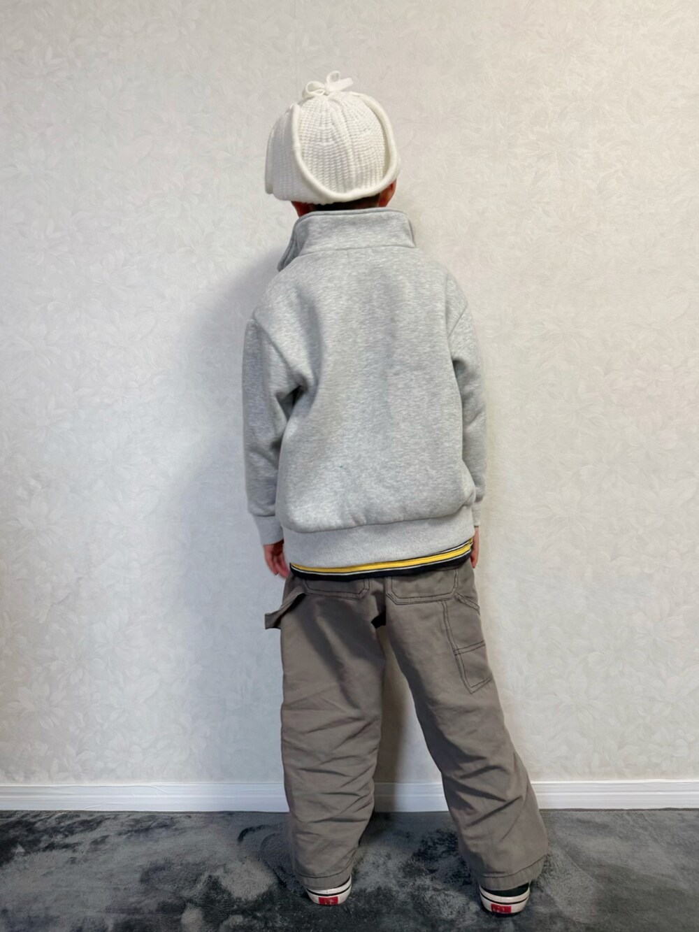 ブルー系のTシャツ/カットソー、グレー系のカーゴパンツ、グレー系のスウェットを着用したキッズの冬コーディネートの3枚目の写真