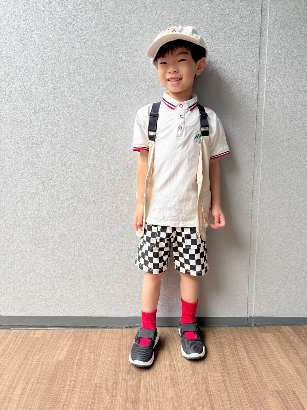 ベージュ系のベスト、ホワイト系のポロシャツ、その他のその他パンツを着用したキッズの夏コーディネートの2枚目の写真
