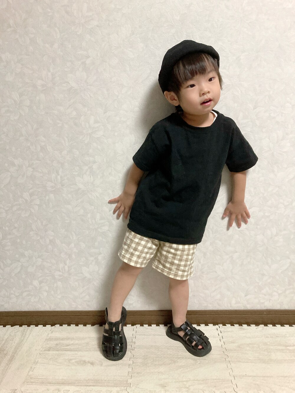 その他のTシャツ/カットソー、グレー系のその他パンツ、ブラック系のサンダルを着用したキッズの秋コーディネートの4枚目の写真