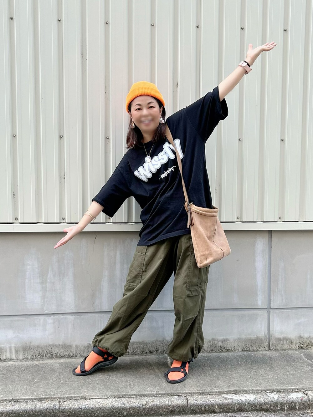 ブラック系のTシャツ/カットソー、ブラウン系のショルダーバッグ、グリーン系のカーゴパンツを着用したレディースの秋コーディネートの5枚目の写真