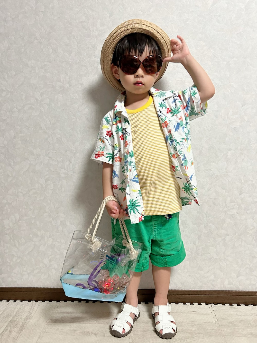 イエロー系のタンクトップ、ホワイト系のシャツ/ブラウス、グリーン系のその他パンツを着用したキッズの夏コーディネートの2枚目の写真